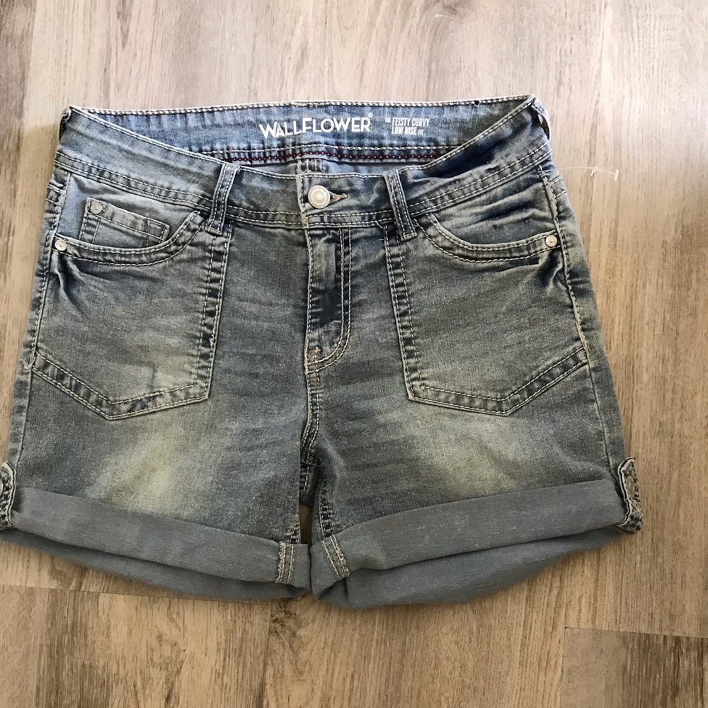 Wallflower Rolled-Hem Denim Shorts in Washed Blue Fiesty Curvy Low Rise Fit New